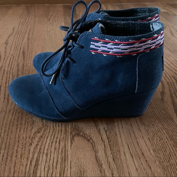 TOMS Navy Blue Embroidered Suede Wedge SZ8 - Picture 4 of 9